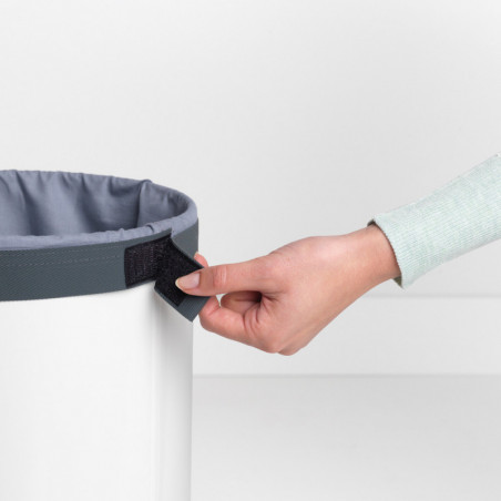 Καλάθι πλυντηρίου της Brabantia 90300239, 35 l, Καπάκι από φελλό, Πλήρωση χωρίς άνοιγμα, οπές εξαερισμού, Λευκό
