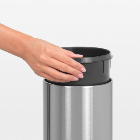 Κάδος Brabantia Touch Bin 647210, 3 L, Ομαλό και αθόρυβο άνοιγμα, Επιτοίχια τοποθέτηση, Λαμπερό ανοξείδωτο ατσάλι