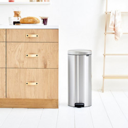 Κάδος με πεντάλ Brabantia NewIcon 649061, 30 l, Εύκολο κλείσιμο, Αντιολισθητική βάση, Ανθεκτικό στα δακτυλικά αποτυπώματα, Inox/Matte
