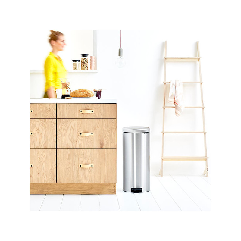 Κάδος με πεντάλ Brabantia NewIcon 649061, 30 l, Εύκολο κλείσιμο, Αντιολισθητική βάση, Ανθεκτικό στα δακτυλικά αποτυπώματα, Inox/Matte