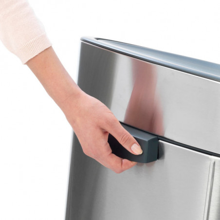 Κάδος απορριμμάτων Brabantia Touch Bin New 649734, 40 λίτρα, Αθόρυβο και ομαλό κλείσιμο, Επίπεδη πλάτη, Ανθεκτικό στα δακτυλικά αποτυπώματα, Ανοξείδωτο/ματ