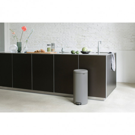 Κάδος με πεντάλ Brabantia NewIcon 1001092, 30 L, Εύκολο κλείσιμο, Αντιολισθητική βάση, Σατινέ φινίρισμα, Γκρι