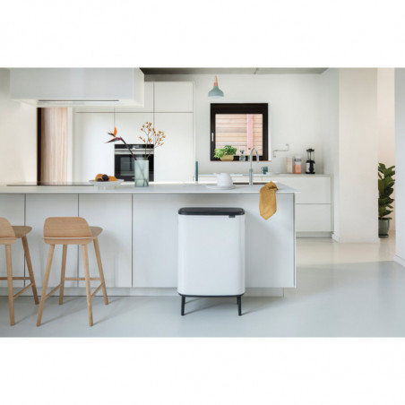 Κάδος Brabantia Bo Touch Hi 1001259, 60 L, Πλευρικά ανοίγματα για μεταφορά, Ρυθμιζόμενα πόδια, Λευκό