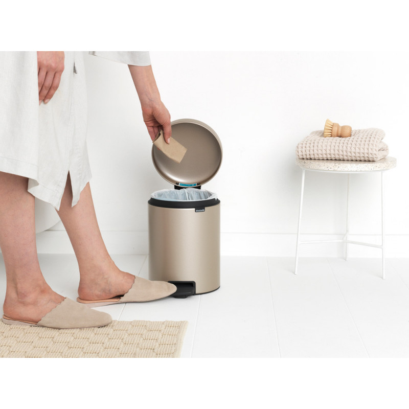Κάδος με πεντάλ Brabantia NewIcon 1003198, 5 L, Ομαλό κλείσιμο, Αντιολισθητική βάση, Μεταλλικό χρυσό