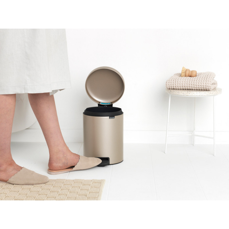 Κάδος με πεντάλ Brabantia NewIcon 1003198, 5 L, Ομαλό κλείσιμο, Αντιολισθητική βάση, Μεταλλικό χρυσό