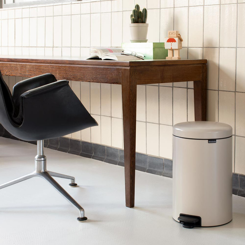 Κάδος με πεντάλ Brabantia NewIcon 1005535, 20 l, Ομαλό κλείσιμο, Αντιολισθητική βάση, Μπεζ