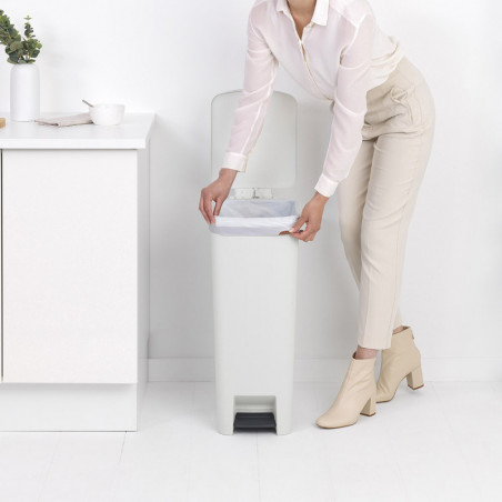 Κάδος απορριμμάτων με πεντάλ Brabantia StepUp 1005556, 40 L, Οικολογικά υλικά, Μεγάλο άνοιγμα, Ανοιχτό γκρι