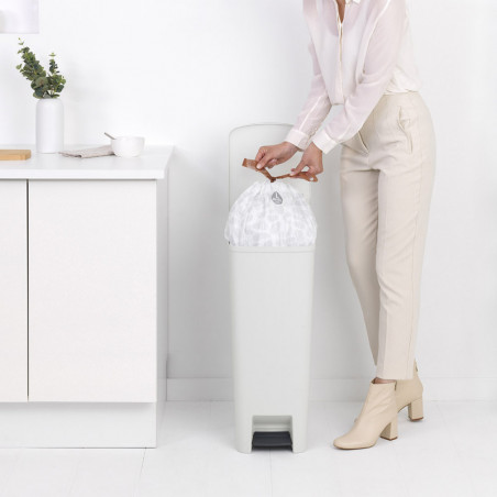 Κάδος απορριμμάτων με πεντάλ Brabantia StepUp 1005556, 40 L, Οικολογικά υλικά, Μεγάλο άνοιγμα, Ανοιχτό γκρι
