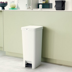 Κάδος απορριμμάτων με πεντάλ Brabantia StepUp 1005556, 40 L, Οικολογικά υλικά, Μεγάλο άνοιγμα, Ανοιχτό γκρι