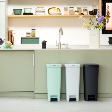 Κάδος απορριμμάτων με πεντάλ Brabantia StepUp 1005556, 40 L, Οικολογικά υλικά, Μεγάλο άνοιγμα, Ανοιχτό γκρι