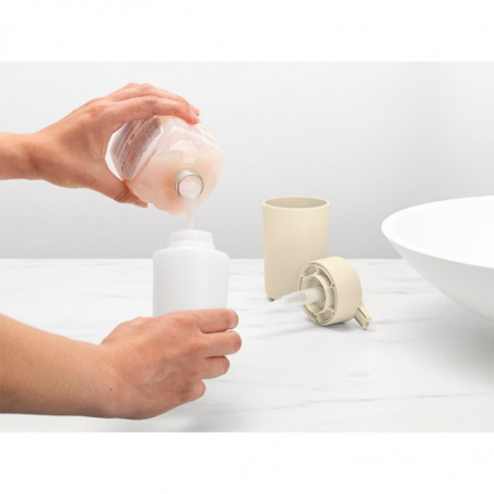 Δοσομετρητής υγρού σαπουνιού Brabantia ReNew 1006264, 250 ml, Αντιολισθητική βάση, Χωρίς σταγόνες, Μπεζ