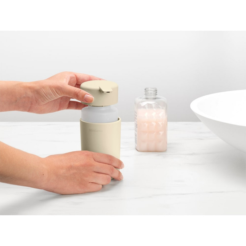 Δοσομετρητής υγρού σαπουνιού Brabantia ReNew 1006264, 250 ml, Αντιολισθητική βάση, Χωρίς σταγόνες, Μπεζ