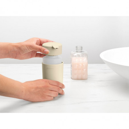 Δοσομετρητής υγρού σαπουνιού Brabantia ReNew 1006264, 250 ml, Αντιολισθητική βάση, Χωρίς σταγόνες, Μπεζ