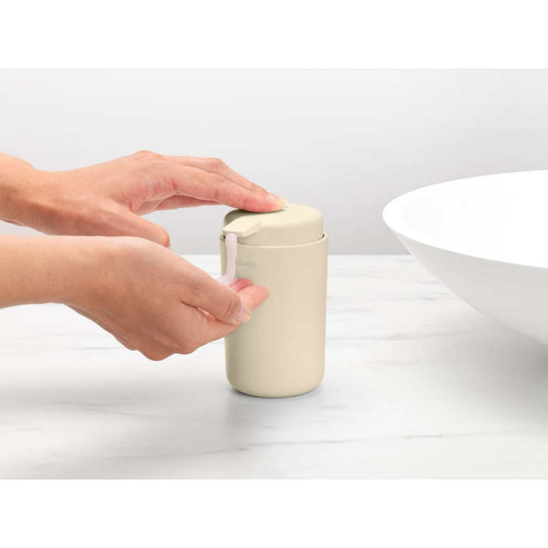 Δοσομετρητής υγρού σαπουνιού Brabantia ReNew 1006264, 250 ml, Αντιολισθητική βάση, Χωρίς σταγόνες, Μπεζ