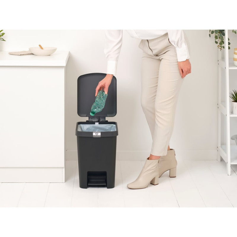 Κάδος απορριμμάτων με πεντάλ Brabantia StepUp 1008482, 25 L, Οικολογικά υλικά, Μεγάλο άνοιγμα, Σκούρο γκρι