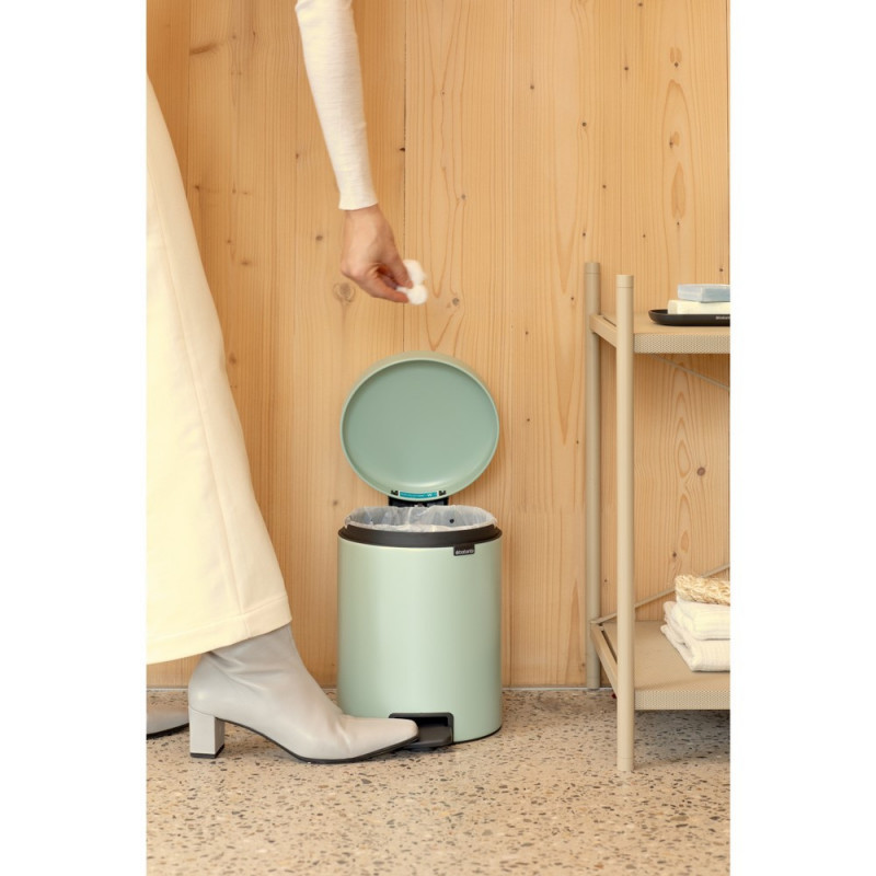 Κάδος με πεντάλ Brabantia NewIcon 1008839, 5 L, Εύκολο κλείσιμο, Αντιολισθητική βάση, Ανοιχτό πράσινο