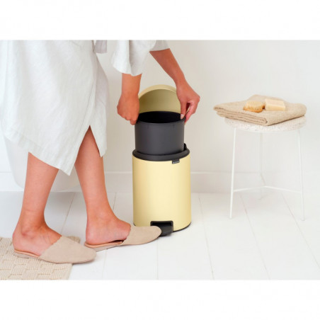 Κάδος με πεντάλ Brabantia NewIcon 1008840, 5 L, Εύκολο κλείσιμο, Αντιολισθητική βάση, Κίτρινο