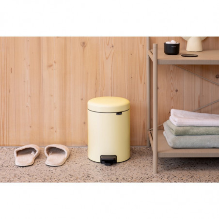 Κάδος με πεντάλ Brabantia NewIcon 1008840, 5 L, Εύκολο κλείσιμο, Αντιολισθητική βάση, Κίτρινο