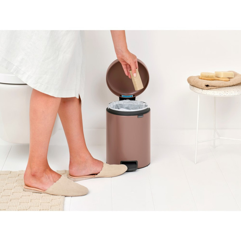 Κάδος με πεντάλ Brabantia NewIcon 1008841, 5 L, Ομαλό κλείσιμο, Αντιολισθητική βάση, Σατινέ φινίρισμα, Καφέ