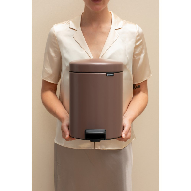 Κάδος με πεντάλ Brabantia NewIcon 1008841, 5 L, Ομαλό κλείσιμο, Αντιολισθητική βάση, Σατινέ φινίρισμα, Καφέ