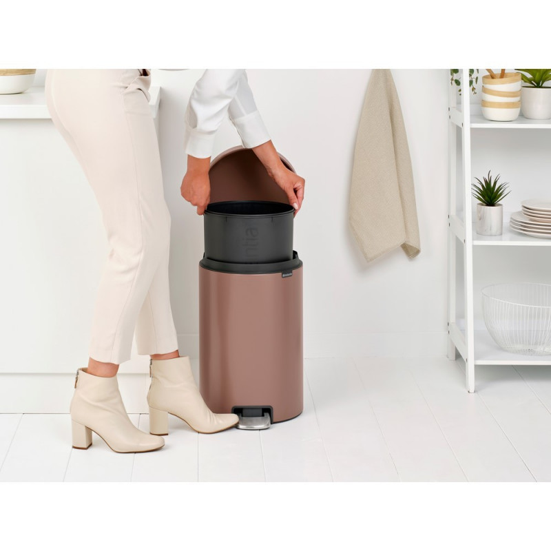 Κάδος με πεντάλ Brabantia NewIcon 1008849, 20 l, Ομαλό κλείσιμο, Αντιολισθητική βάση, Σατινέ φινίρισμα, Καφέ