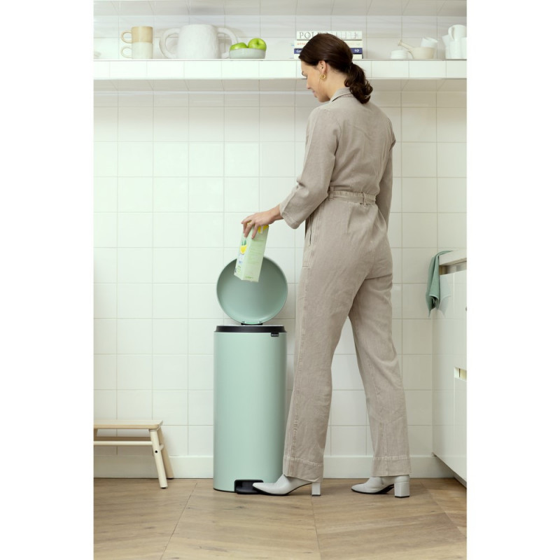Κάδος με πεντάλ Brabantia NewIcon 1008851, 30 l, Εύκολο κλείσιμο, Αντιολισθητική βάση, Ανοιχτό πράσινο