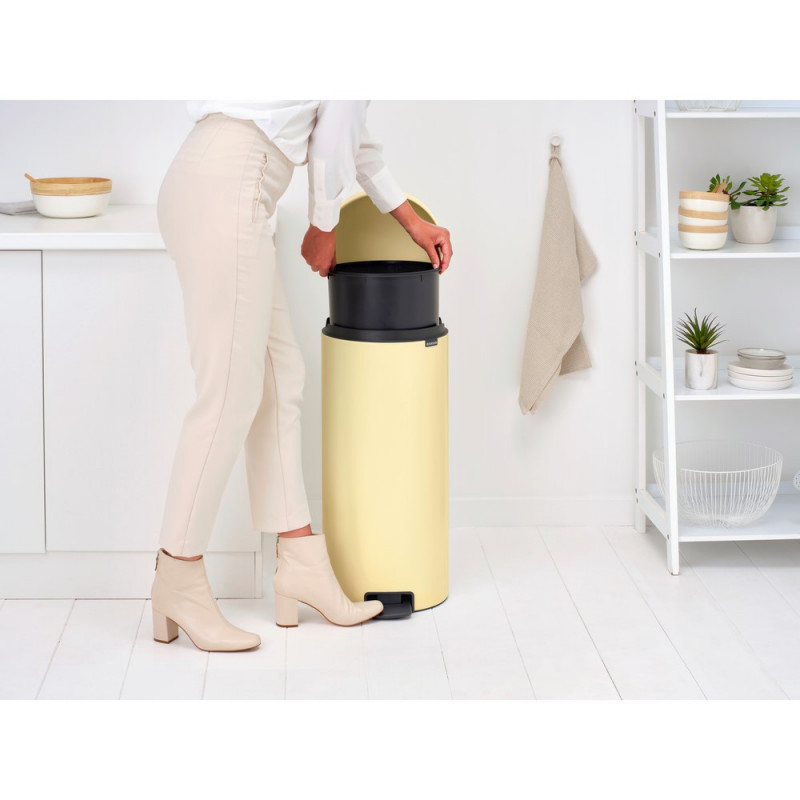 Κάδος απορριμμάτων με πεντάλ Brabantia NewIcon 1008852, 30 l, Εύκολο κλείσιμο, Αντιολισθητική βάση, Κίτρινο