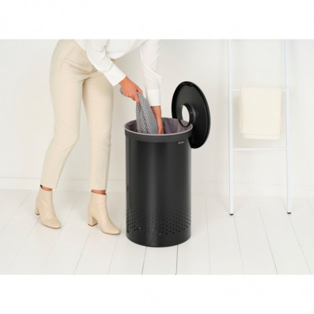 Brabantia 1008918 Καλάθι πλυντηρίου, 60 L, πλαστικό καπάκι, πλήρωση χωρίς άνοιγμα, οπές εξαερισμού, μαύρο