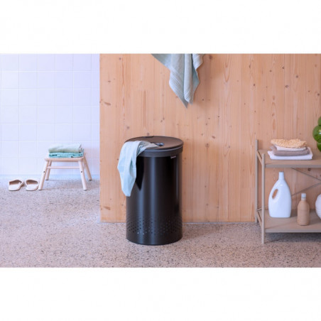 Brabantia 1008918 Καλάθι πλυντηρίου, 60 L, πλαστικό καπάκι, πλήρωση χωρίς άνοιγμα, οπές εξαερισμού, μαύρο