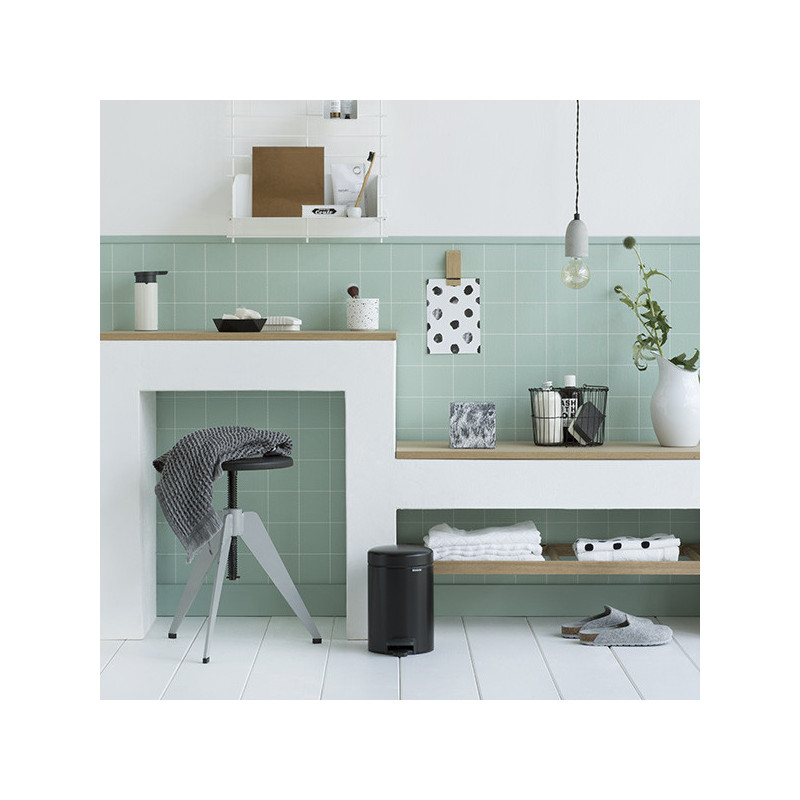 Κάδος με πεντάλ Brabantia NewIcon 649001, 3 L, Ομαλό κλείσιμο, Αντιολισθητική βάση, Μαύρο