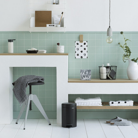 Κάδος με πεντάλ Brabantia NewIcon 649001, 3 L, Ομαλό κλείσιμο, Αντιολισθητική βάση, Μαύρο