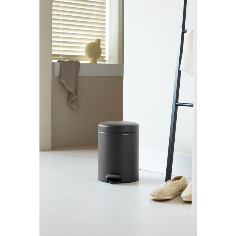 Κάδος με πεντάλ Brabantia NewIcon 1001103, 5 L, Ομαλό κλείσιμο, Αντιολισθητική βάση, Ορυκτή επίστρωση, Σκούρο γκρι