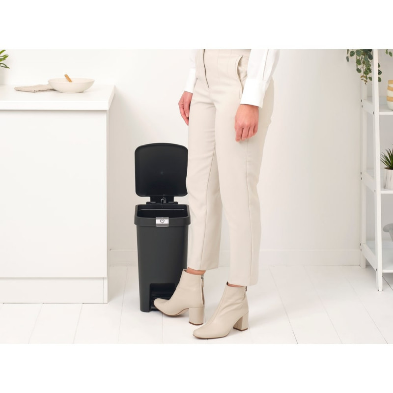 Κάδος απορριμμάτων με πεντάλ Brabantia StepUp 1008479, 16 L, Οικολογικά υλικά, Μεγάλο άνοιγμα, Σκούρο γκρι