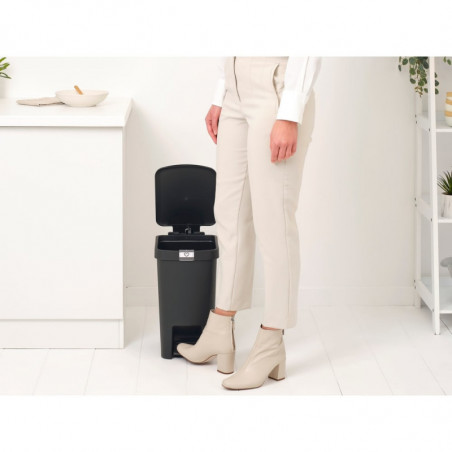 Κάδος απορριμμάτων με πεντάλ Brabantia StepUp 1008479, 16 L, Οικολογικά υλικά, Μεγάλο άνοιγμα, Σκούρο γκρι