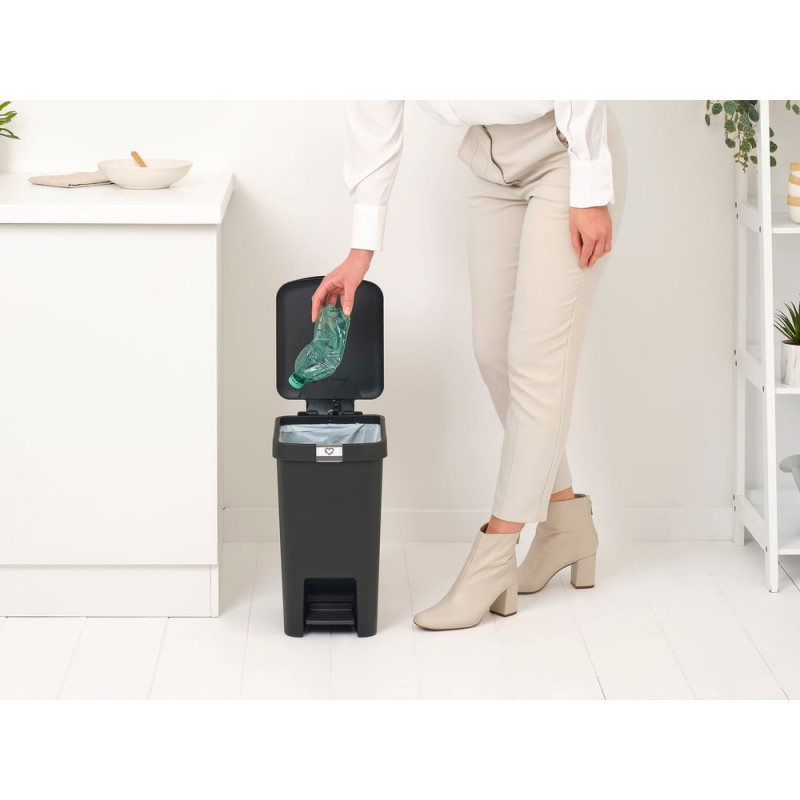 Κάδος απορριμμάτων με πεντάλ Brabantia StepUp 1008479, 16 L, Οικολογικά υλικά, Μεγάλο άνοιγμα, Σκούρο γκρι