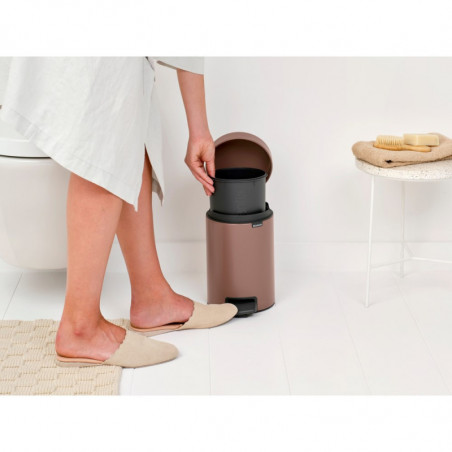 Κάδος με πεντάλ Brabantia NewIcon 1008837, 3 L, Ομαλό κλείσιμο, Αντιολισθητική βάση, Σατινέ φινίρισμα, Καφέ