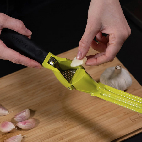 Πρέσα σκόρδου Trebonn PESTO 1523206, 18 cm, Μαλακή λαβή, Αφαιρούμενο εξάρτημα, Μαύρο/Κίτρινο