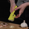 Πρέσα σκόρδου Trebonn PESTO 1523206, 18 cm, Μαλακή λαβή, Αφαιρούμενο εξάρτημα, Μαύρο/Κίτρινο