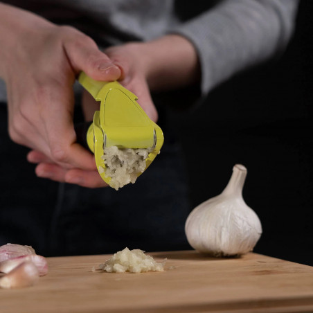 Πρέσα σκόρδου Trebonn PESTO 1523206, 18 cm, Μαλακή λαβή, Αφαιρούμενο εξάρτημα, Μαύρο/Κίτρινο