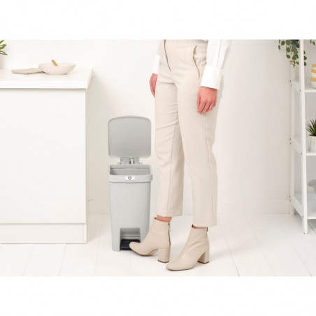 Κάδος απορριμμάτων με πεντάλ Brabantia StepUp 1008480, 16 L, Οικολογικά υλικά, Μεγάλο άνοιγμα, Ανοιχτό γκρι