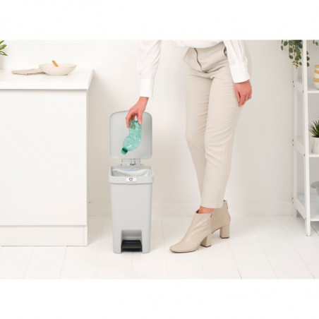 Κάδος απορριμμάτων με πεντάλ Brabantia StepUp 1008480, 16 L, Οικολογικά υλικά, Μεγάλο άνοιγμα, Ανοιχτό γκρι