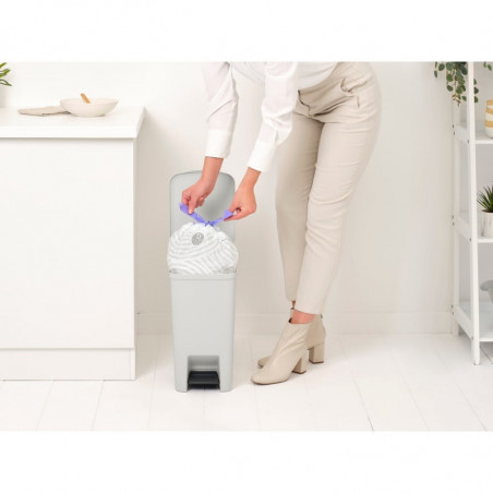 Κάδος απορριμμάτων με πεντάλ Brabantia StepUp 1008480, 16 L, Οικολογικά υλικά, Μεγάλο άνοιγμα, Ανοιχτό γκρι
