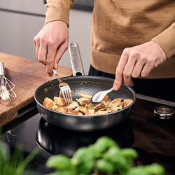 Τηγάνι Zwilling Joy Plus 1029413, 28 cm, Αντικολλητική επίστρωση Permaresist Ultra, Ανοξείδωτο ατσάλι 18/10, Επαγωγή, Inox