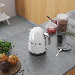 Ηλεκτρικός βραστήρας SMEG KLF03WHEU, 2400W, 1.7 l, Ανοξείδωτο, Πλένεται το φίλτρο, Αυτόματη απενεργοποίηση, Λευκό
