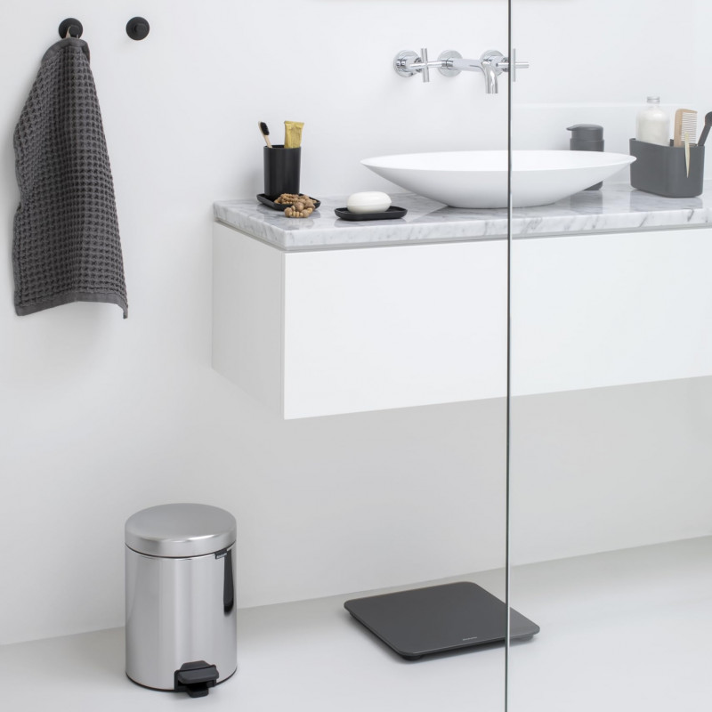 Κάδος απορριμμάτων με πεντάλ Brabantia NewIcon 649010, 5 L, Εύκολο κλείσιμο, Αντιολισθητική βάση, Inox