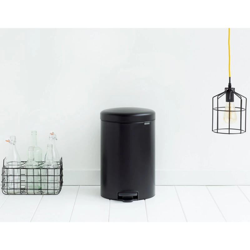 Κάδος με πεντάλ Brabantia NewIcon 649044, 20 l, Ομαλό κλείσιμο, Αντιολισθητική βάση, Μαύρο