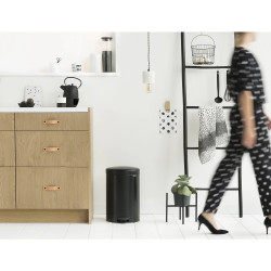 Κάδος με πεντάλ Brabantia NewIcon 649044, 20 l, Ομαλό κλείσιμο, Αντιολισθητική βάση, Μαύρο