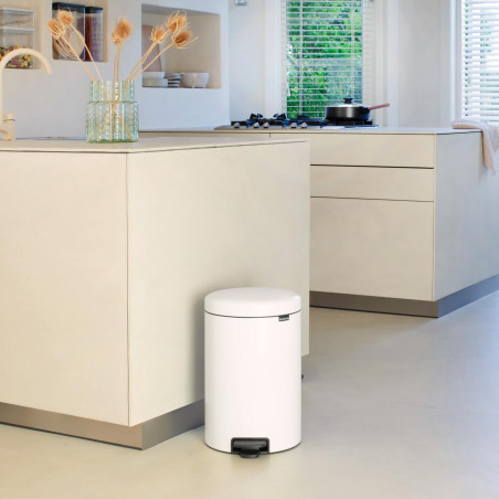 Κάδος με πεντάλ Brabantia NewIcon 649034, 20 l, Ομαλό κλείσιμο, Αντιολισθητική βάση, Λευκό