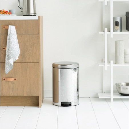 Κάδος με πεντάλ Brabantia NewIcon 649040, 20 l, Ομαλό κλείσιμο, Αντιολισθητική βάση, Inox