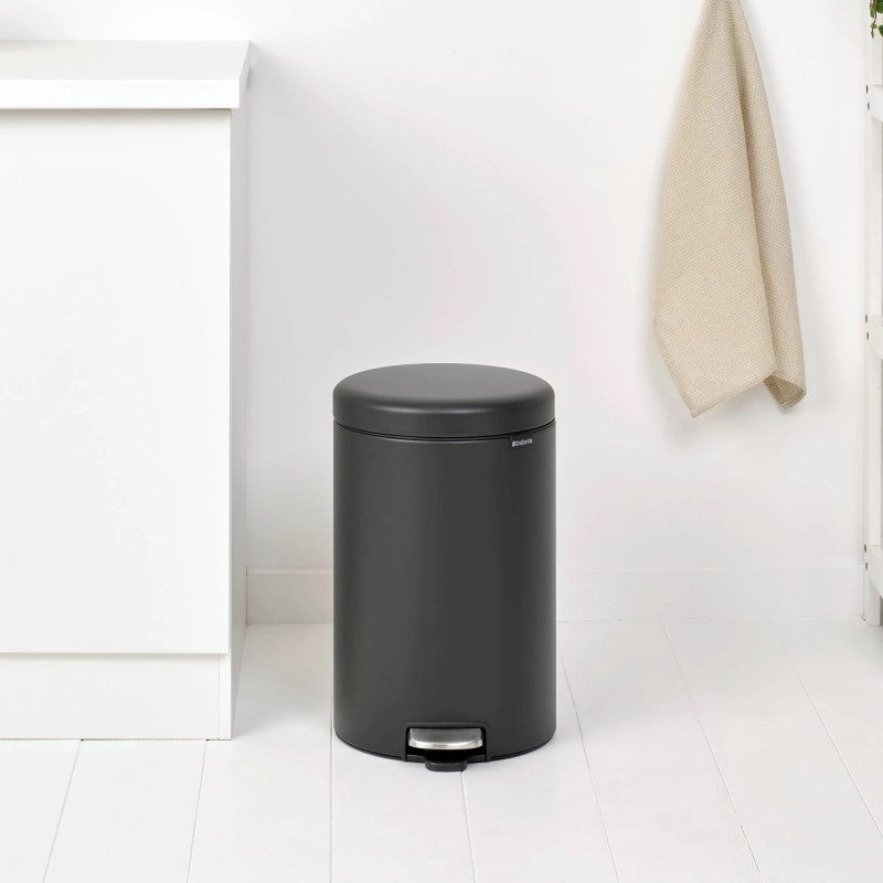 Κάδος απορριμμάτων με πεντάλ Brabantia NewIcon 649747, 20 l, Ομαλό κλείσιμο, Αντιολισθητική βάση, Ορυκτή επίστρωση, Σκούρο γκρι
